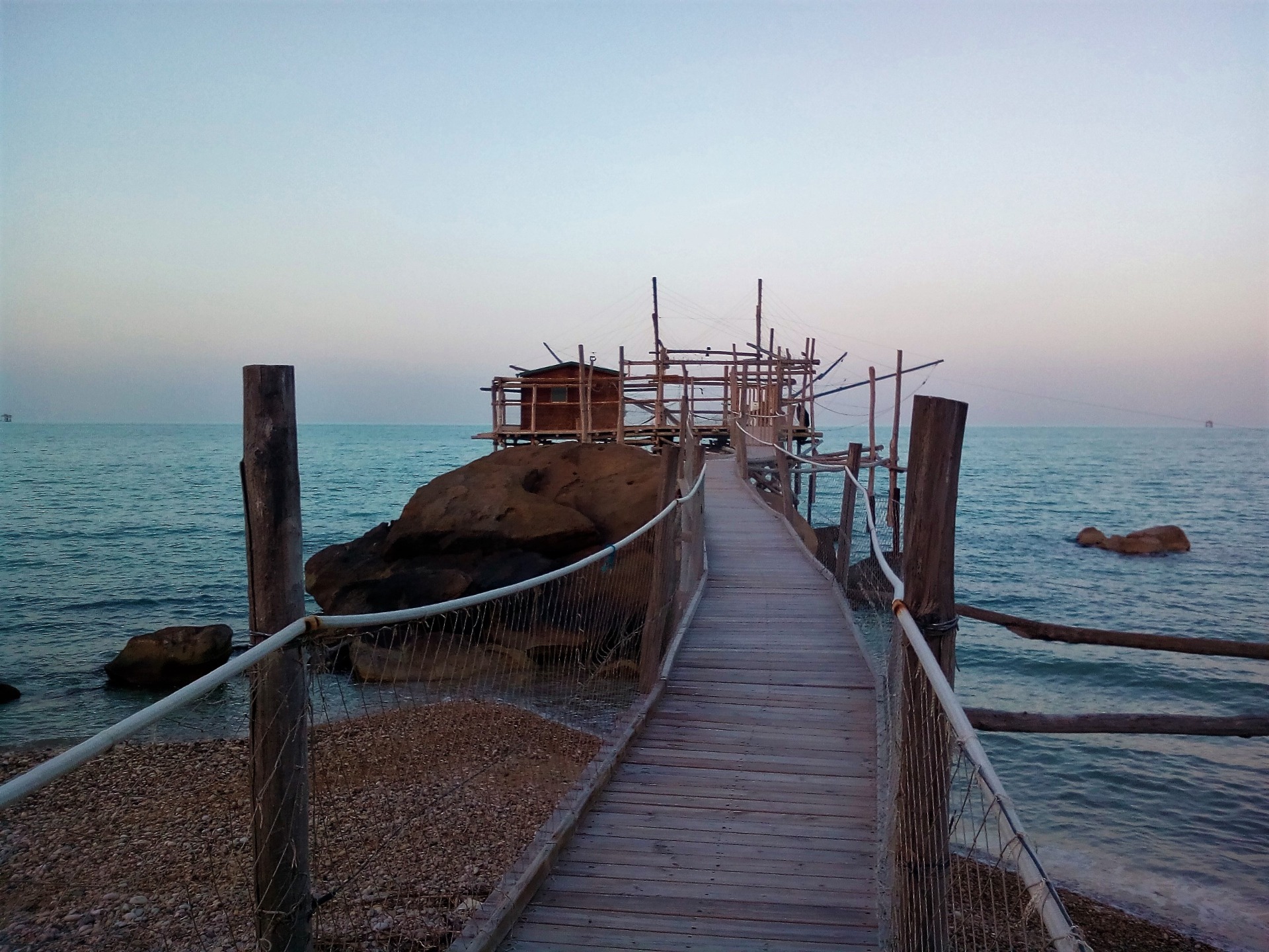 Trabocco della costa abruzzese al tramonto