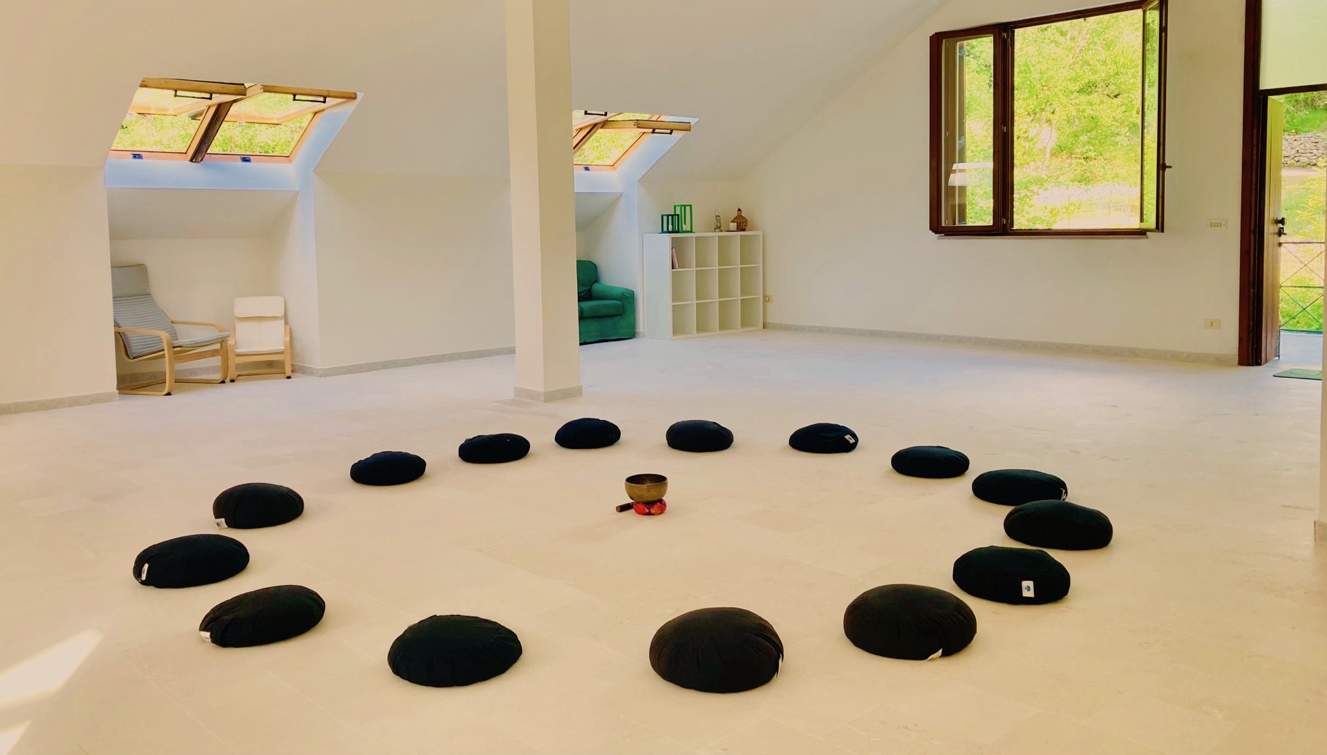 interno sala per ritiri di yoga e mindfulness