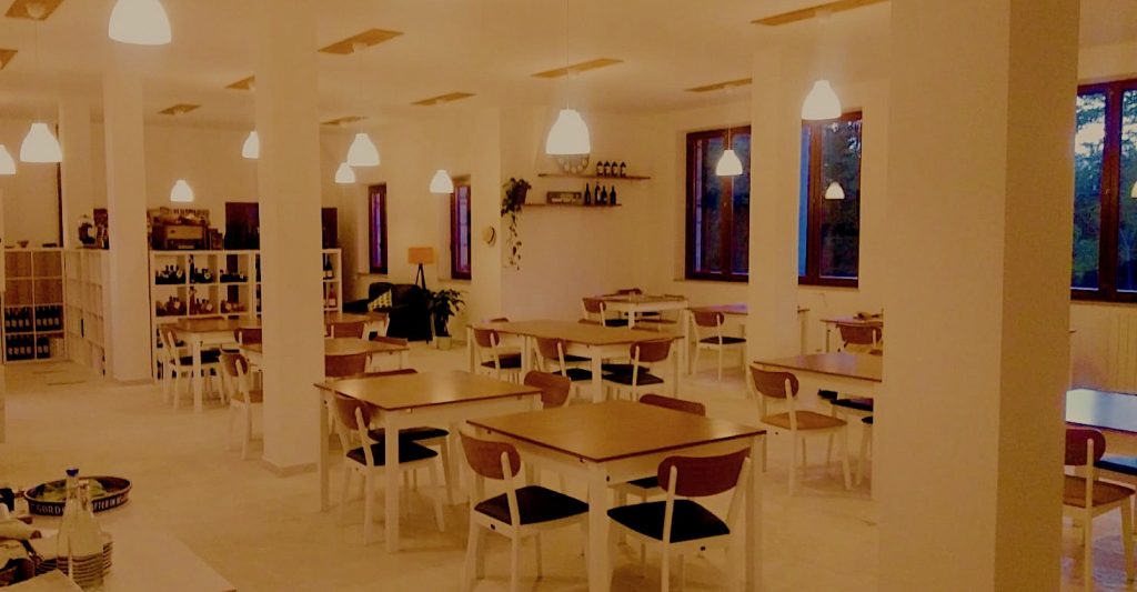 sala interna ristorante di sera